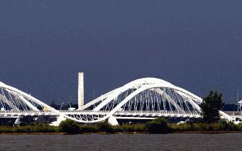 IJBURG â€“ Nederland bouwt zich een slag in de rondte. Bouwgrondstoffen komen vaak uit eigen bodem, na winning resteert water. Op de foto de EnneÃ¼s Heermabrug, toegangspoort tot woningbouwlocatie IJburg, â€˜overloop’ voor Amsterdam. Deze wijk verrijst op