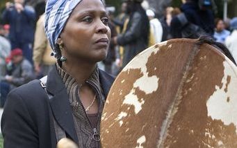 AMSTERDAM â€“ Demonstranten bij het slavernijmonument in Amsterdam. Zo’n 200 Nederlanders van Surinaamse afkomst protesteerden daar gisteren tegen uitlatingen van premier Balkenende. Die prees eerder de VOC menta liteit. Daarbij had hij echter geen oog vo