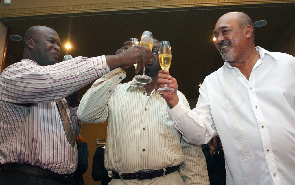 Bouterse (r) en Brunswijk (l) heffen het glas op hun samenwerking. Foto ANP