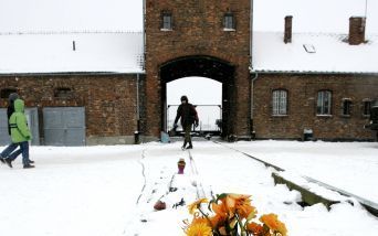 OSWIECIM - Op de spoorlijn naar concentratiekamp Auschwitz-Birkenau liggen woensdagmiddag bloemen. Talrijke prominenten uit de hele wereld herdenken donderdag de bevrijding van het vernietigingskamp Auschwitz. Op 27 januari is het 60 jaar geleden dat het 