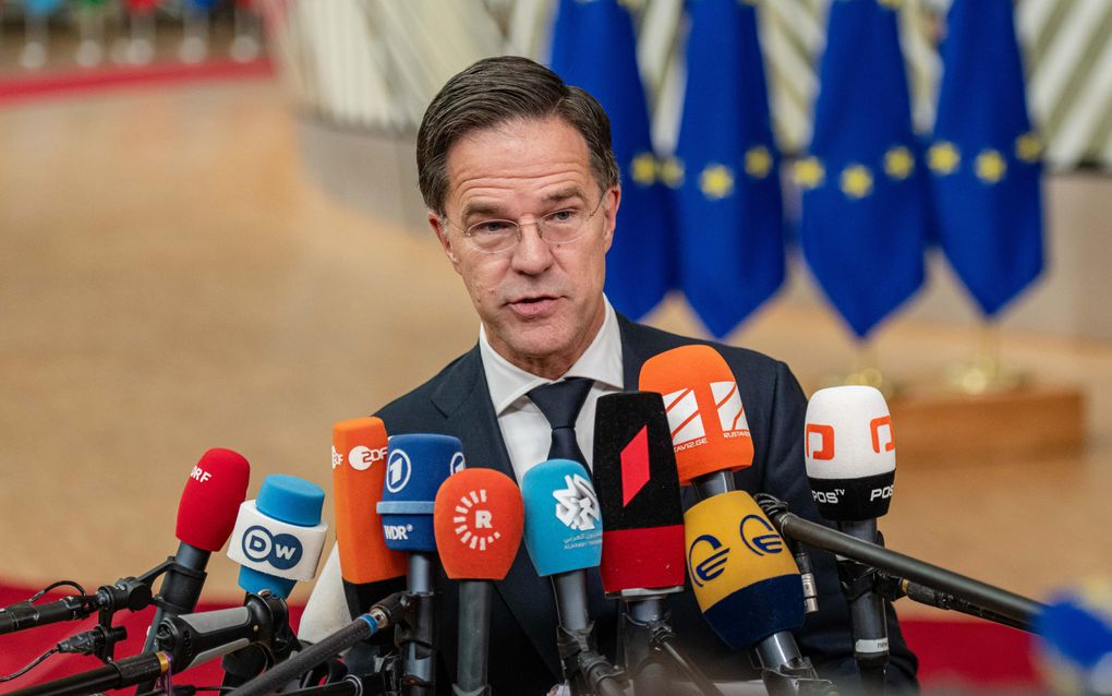 Demissionair minister-president Mark Rutte komt aan voor een EU-top. Tijdens de top wordt onder meer gesproken over de situatie in Oekraine en de EU-samenwerking inzake veiligheid en defensie. beeld ANP, Jonas Roosens