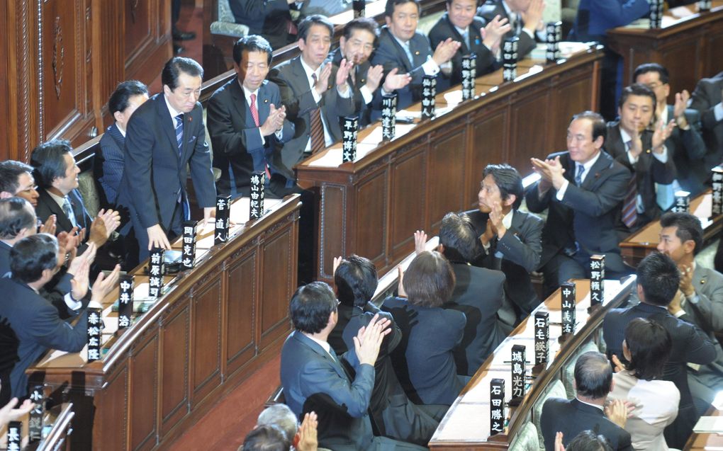 De nieuwe Japanse president Kan krijgt applaus. Foto EPA