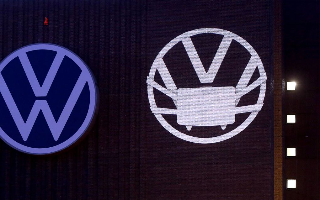 Volkwagenlogo met mondkapje. beeld AFP