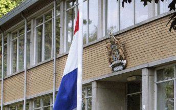 APELDOORN: De vlag hangt zondag halfstok bij het gebouw van de Koninklijke Marechaussee van de brigade in Apeldoorn na de dood in Irak van een Nederlandse 29-jarige wachtmeester van de Koninklijke Marechaussee. De marechaussee kwam bij een beschieting zat