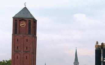 KEULEN - De toren van een kerk in Keulen is woensdagmiddag plotseling een meter uit het lood gesprongen. Uit voorzorg zijn zeventig bewoners van Keulen geÃ«vacueerd. Foto EPA