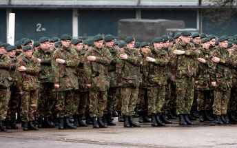 SEEDORF â€“ Honderden militairen, in een ijzige wind. Dinsdag werden de eerste onderdelen van de 41e brigade ceremonieel overgedragen aan de commandant landstrijdkrachten, generaal P. van Uhm. Het is het begin van de ontmanteling van Seedorf, de Nederland