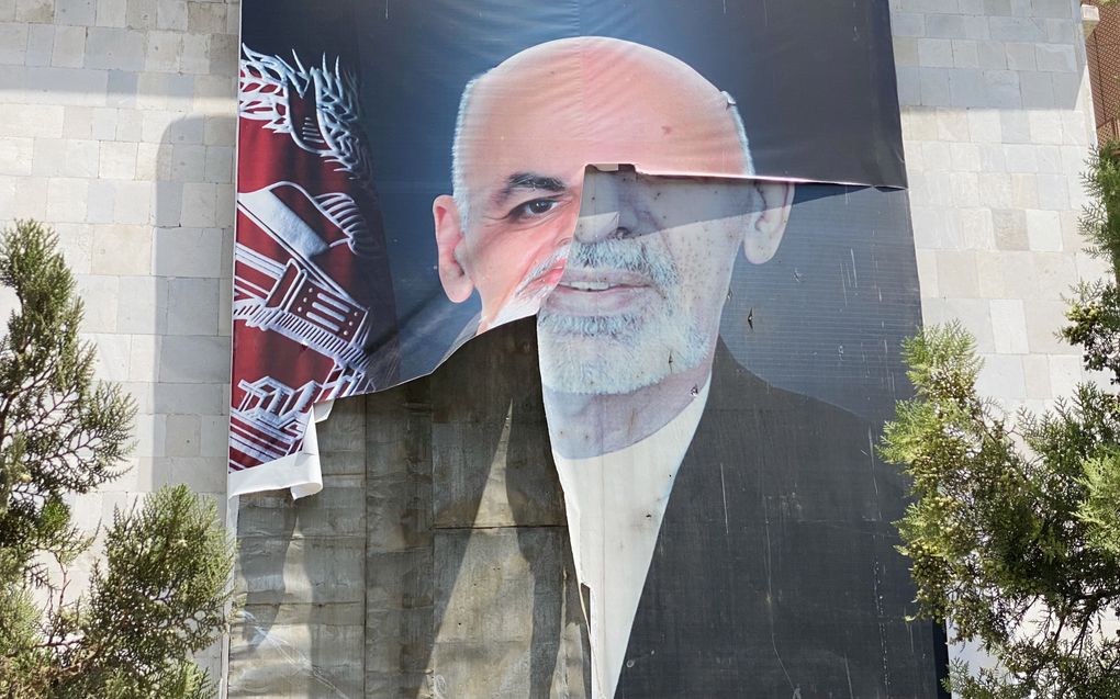 Een weergave van een gescheurde poster van de voormalige Afghaanse president Ashraf Ghani die het land ontvluchtte nadat de Taliban het overnam. beeld EPA, STRINGER