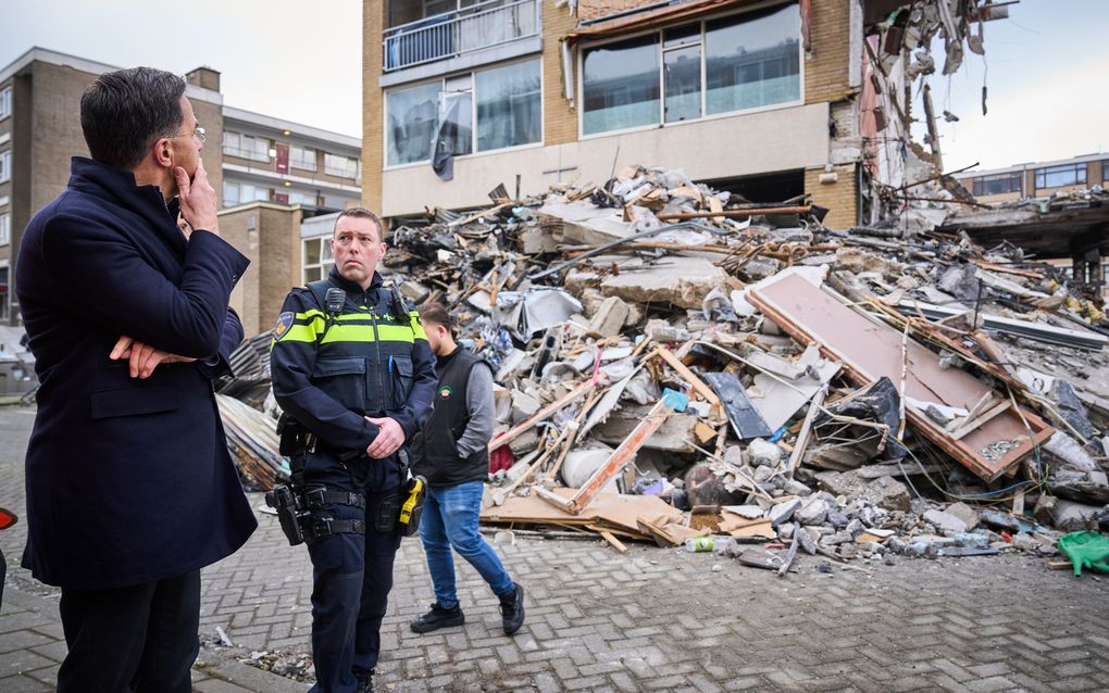 Demissionair minister-president Mark Rutte bij de door een explosie getroffen gebouw aan de Schammenkamp. beeld ANP, PHIL NIJHUIS