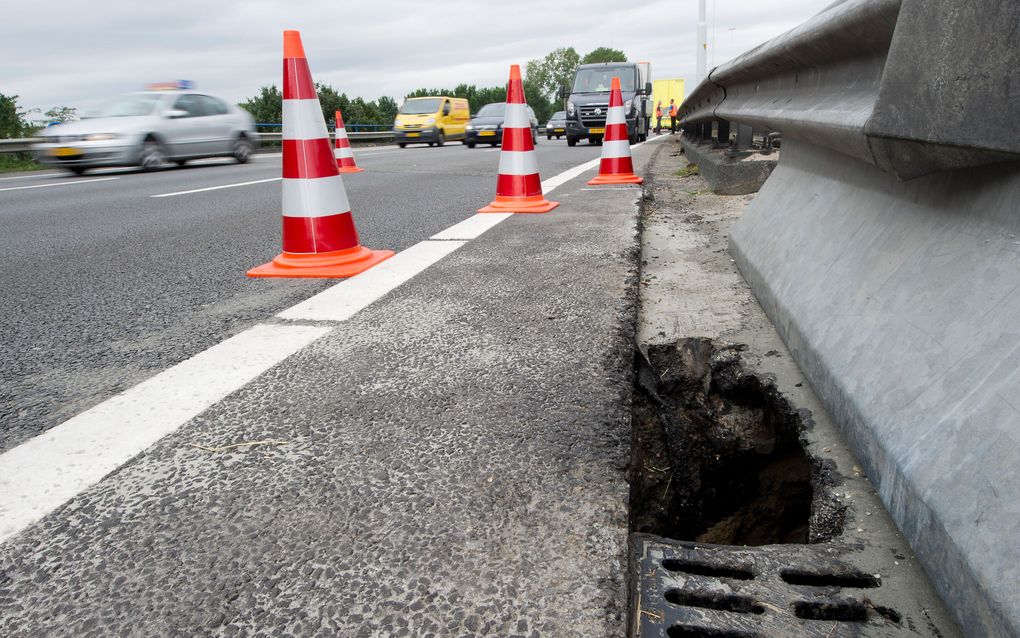 Door overvloedige regenval van de afgelopen dagen is donderdag op snelweg A20 (Hoek van Holland-Gouda) ter hoogte van Rotterdam-Crooswijkeen een verzakking van enkele meters ontstaan. Foto ANP