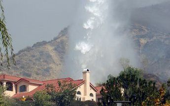 Vliegtuigen van de brandweer storten water uit boven Californië. Foto EPA