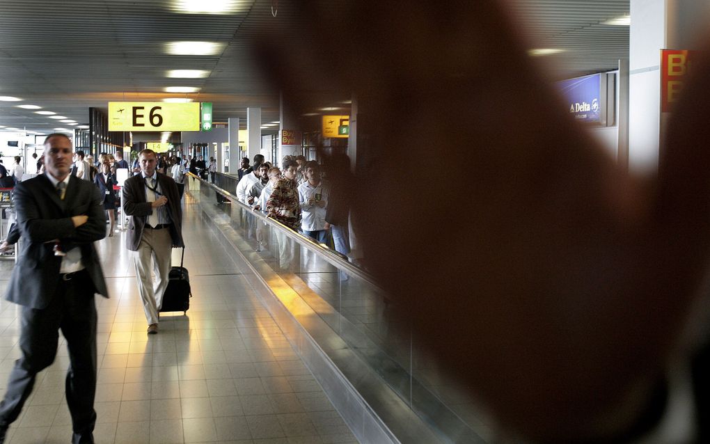 Twee jaar cel geëist na afbijten pink op Schiphol. Foto ANP