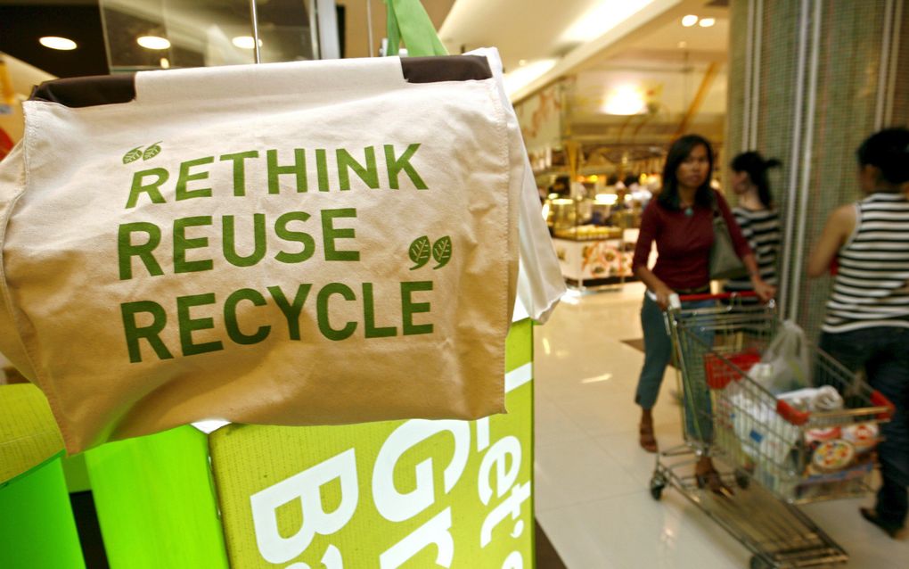 Een stoffen tas met de slogan ”Rethink Reuse Recycle” moet het Thaise winkelende publiek ertoe overhalen de plastic tasjes te laten liggen. Foto EPA