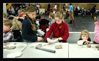 UTRECHT â€“ Kinderen vermaken zich opperbest op speelpleinen en skelterbanen op de gezinsbeurs Wegwijs, die dinsdag van start ging en nog tot en met zaterdag duurt. Pa’s en ma’s hebben geen omkijken naar hun kroost. Ook de dieren van de kinderboerderij zi