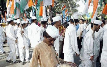 NEW DELHI - De partijleden bij het huis van President Sonia Gandhi. Sonia Gandhi kondigde woensdag haar besluit aan dat zij er van af zag eerste minister van India te worden. Gandhi zei dat het nooit haar doel was eerste minister te worden. Foto EPA