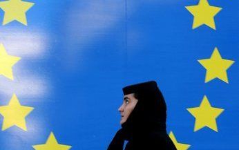 BOEKAREST – Een Roemeens orthodoxe non loopt langs een reclameposter van de Europese Unie. Op 1 januari wordt Roemenië officieel lid van de EU. Foto EPA