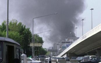 DJEDDA - Rook stijgt maandag op na een aanval op het Amerikaanse consulaat in Djedda. Een antiterreureenheid beeindigde de aanval en de daarop volgende gijzeling. Zeker 12 mensen kwamen om. Foto: ANP