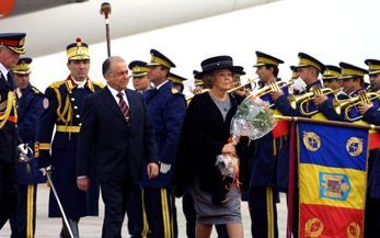 BOEKAREST â€“ Koningin Beatrix en de Roemeense president, Ion Illiescu, inspecteerden dinsdag de erewacht tijdens de welkomstceremonie op de internationale luchthaven Otopeni, dicht bij Boekarest. De Koningin brengt een driedaags bezoek aan RoemeniÃ«. - F