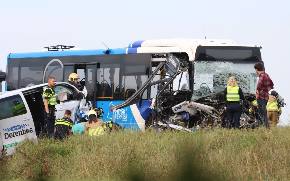  Op de Westergoawei N383 heeft een ernstig ongeluk plaatsgevonden. Een lijnbus is frontaal in botsing gekomen met een taxibusje. 14 personen krijgen medische behandeling.  beeld ANP / Hollandse Hoogte / Anton Kappers