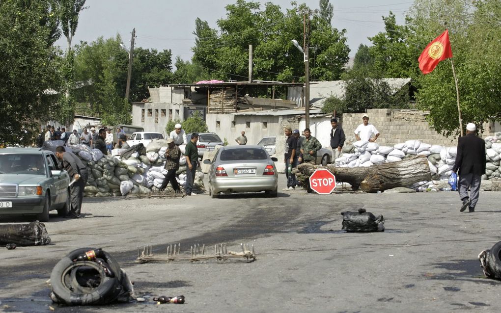 SUZAK - Een wegblokkade in Suzak in Kirgizië. Foto EPA