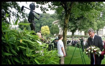 ARNHEM â€“ Met onder meer een plechtige kranslegging herdachten de bewoners van landgoed Bronbeek woensdag de slachtoffers van de kampen in Nederlands IndiÃ«. Foto RD, Henk Visscher