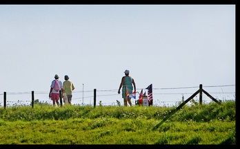 LOPIKERKAPEL – In zeven dagen lopen wandelaars uit diverse landen de route die honderden Nederlanders in de Tweede Wereldoorlog vanuit Rotterdam naar het oosten liepen, op zoek naar voedsel. „Veel mensen hebben in die tijd kracht gevonden in het geloof”, 