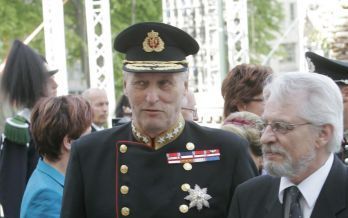 De Noorse koning Harald begeeft zich in traditionele kledij naar de viering in het parlement van honderd jaar onafhankelijkheid van Zweden. Foto’s EPA