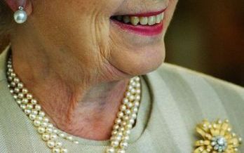 Koningin Elizabeth tijdens de opening van de beurs in Londen, juli 2004. Foto EPA