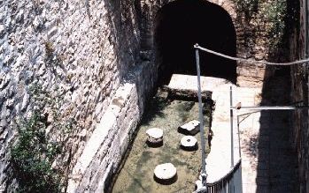 JERUZALEM - De vijver van Siloam en het einde van de tunnel van Hizkia, die ook wel Siloam-tunnel wordt genoemd. - Foto Natuur(en(Park(Autoriteit(van(IsraÃ«l.