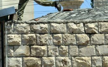 JENIN â€“ Een Palestijnse jongeman verzet zich tegen een militaire operatie van het IsraÃ«lische leger maandag in het dorpje Zababda op de Westelijke Jordaanoever. Twee Palestijnen raakten gewond bij de schermutselingen. Foto EPA