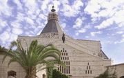 NAZARETH â€“ Toeristen passeren de rooms katholieke Kerk van de Aankondiging in Nazareth. Het Vaticaan is boos dat in de laatste twee jaar de IsraÃ«lische autoriteiten de visa weigerden van rk geestelijken, met name van geestelijken die afkomstig zijn uit