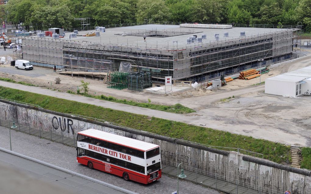 BERLIJN –  Het nieuwe documentatiecentrum ”Topografie van de terreur”, achter een deel van de oude Berlijnse Muur in Berlijn. De bouwkosten bedragen 19 miljoen euro. Foto EPA