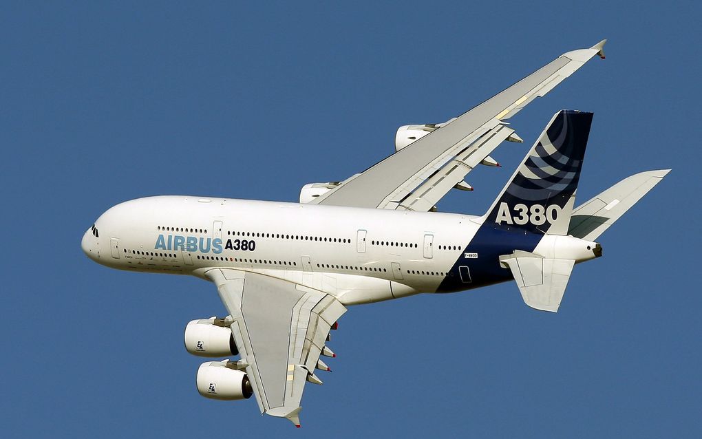 SCHIPHOL – Het grootste passagierstoestel ter wereld zet donderdag zijn wielen aan de grond op de luchthaven Schiphol. Daarmee doet de A380 voor het eerst Nederland aan. „Een klein feestje”, aldus Schiphol. Foto EPA