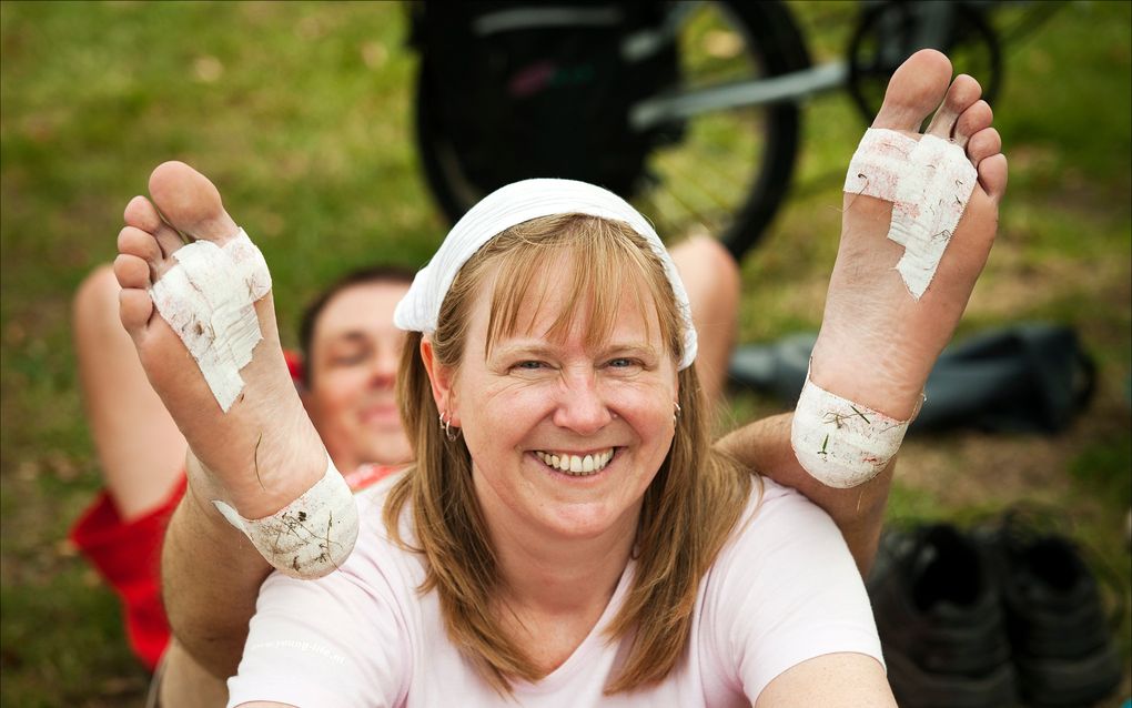 Twee bewegingswetenschappers van de orthopedische St Maartenskliniek in Nijmegen zien tijdens de Vierdaagse de voeten van 120 lopers elke dag aan zich voorbijkomen. Foto ANP