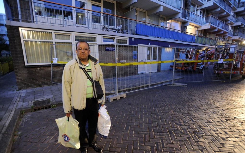 Een bewoner verlaat maandagavond de flat met wat spullen. In het flatgebouw aan de Viermasterstraat in Amsterdam-Noord zijn na overleg met de politie en brandweer 32 woningen ontruimd. Foto ANP