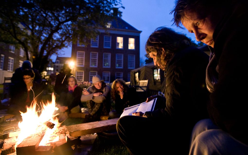 Daklozen voor het pand van de Protestantse Diaconie Amsterdam voorafgaand aan de Daklozendag in 2008. beeld ANP