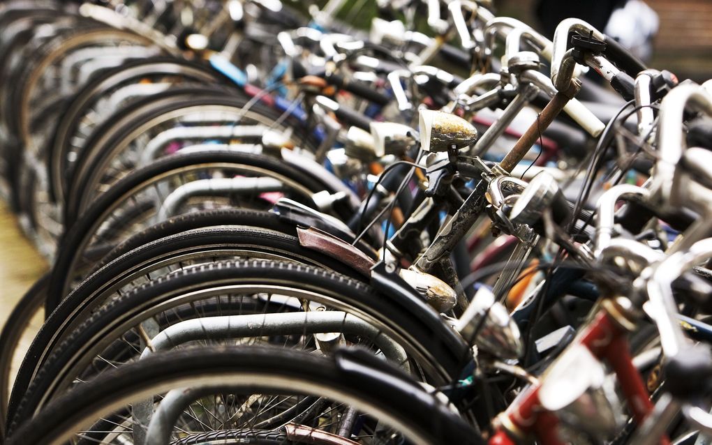 Zoals het zich laat aanzien zullen er altijd meer fietsen dan fietsenstallingen zijn bij de stations, ook al is spoorbeheerder ProRail hard bezig de tekorten kleiner te maken. Foto ANP