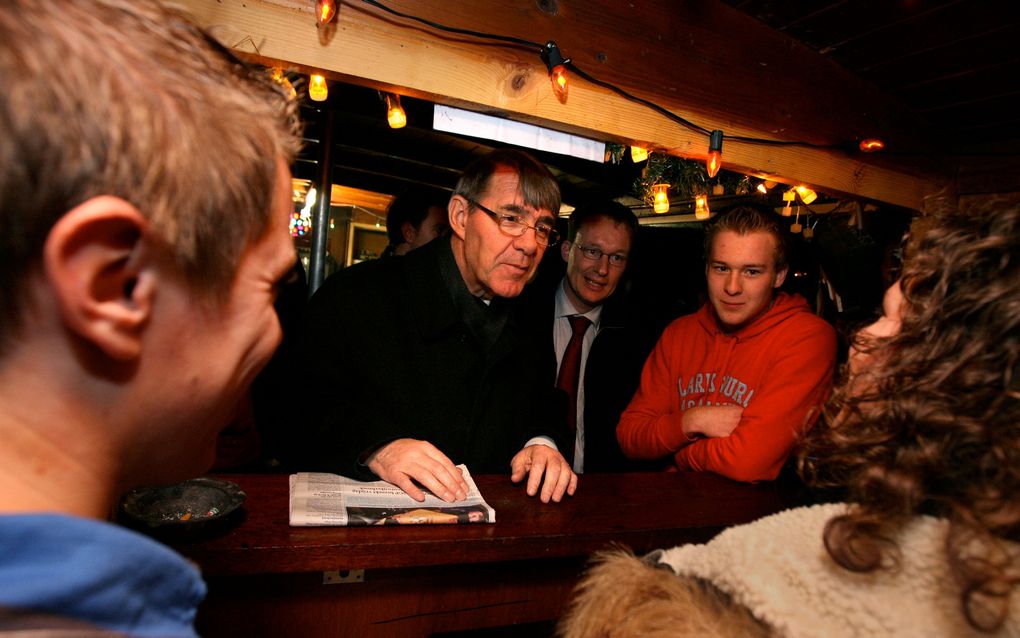 KOOTWIJKERBROEK - Bas van der Vlies bezoekt drankkeet in Kootwijkerbroek, 2008. Foto RD, Anton Dommerholt