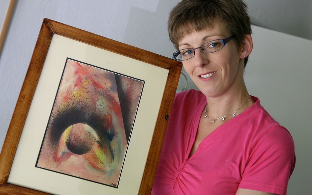 Trudy Eikelenboom uit Apeldoorn met haar schilderij. Foto RD, Anton Dommerholt