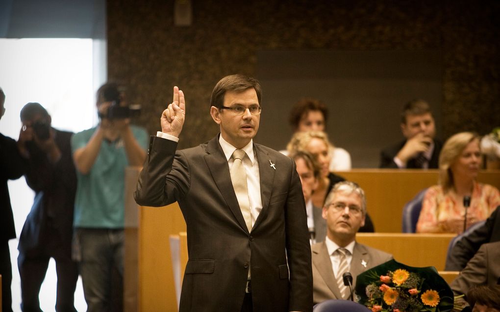 DEN HAAG – Minister en ChristenUniefractievoorzitter Rouvoet legde gisteren in de Tweede Kamer voor de zesde keer de eed af. Hij en zijn fractiegenoten droegen daarbij een kruisje. Foto RD, Henk Visscher