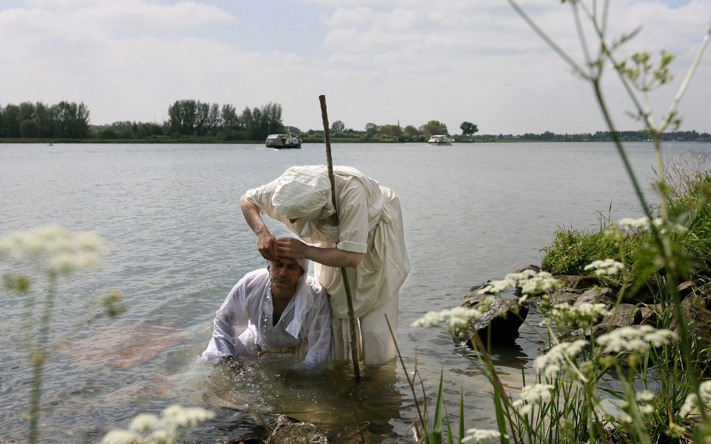 Voorganger Rafed al-Sabti doopt een van zijn gemeenteleden in de Lek bij Schalkwijk. Foto RD, Anton Dommerholt