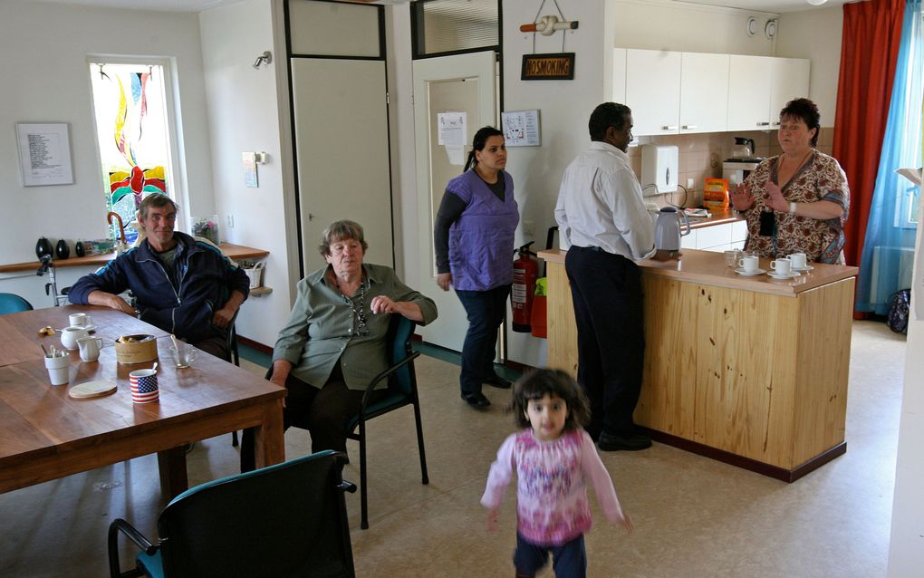 Inloophuis Waterwijk in Lelystad biedt buurtbewoners gezelligheid en sociale contacten. Wie met financiële problemen kampt, kan er voor dubbeltjes en kwartjes tweedehandskleding kopen. Foto RD, Anton Dommerholt