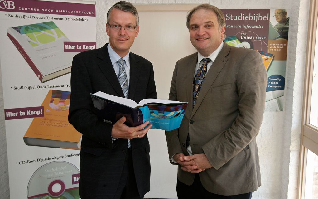 VEENENDAAL – Prof. dr. M. J. Paul (l.) en drs. C. C. Stavleu werkten aan het ”Bijbelcommentaar Psalmen I”. „De psalmen zijn geen 150 willekeurige kralen aan een ketting.” Foto RD, Anton Dommerholt