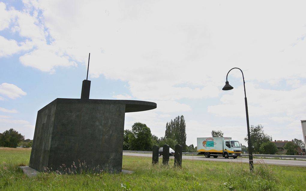 Het ”Monument voor de benzinepomp” van beeldhouwer Henk Visch. De sculptuur staat langs snelweg A30, ter hoogte van Lunteren. Foto RD, Anton Dommerholt