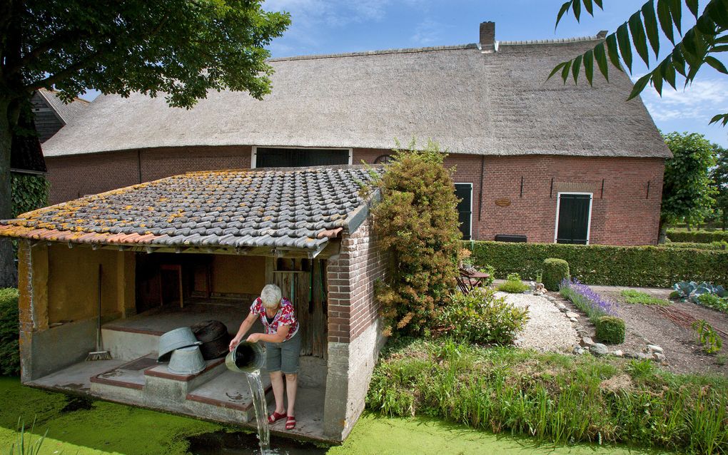 Joke Vonk toont hoe er vroeger werd gewerkt in een stoephok. In het hok werd bijna alles schoongemaakt wat op de boerderij werd gebruikt. Het werk was zwaar. „Maar als je in het stoephok bij de kachel stond, was het beter te doen dan in de openlucht.” Fot