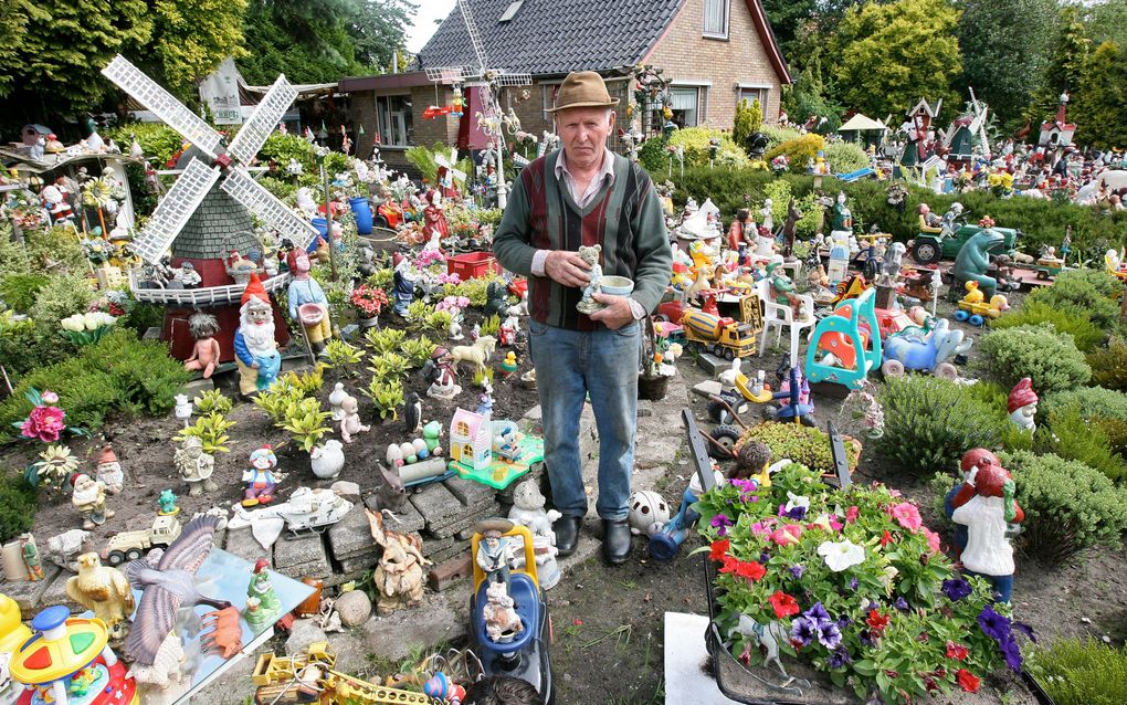 De tuin, het erf en het huis van A. Winkel (80) uit Vriezenveen staan propvol kabouters, poppetjes, kinderspeelgoed, namaakdieren en andere snuisterijen. „Ik gooi niets weg.” Foto RD, Anton Dommerholt