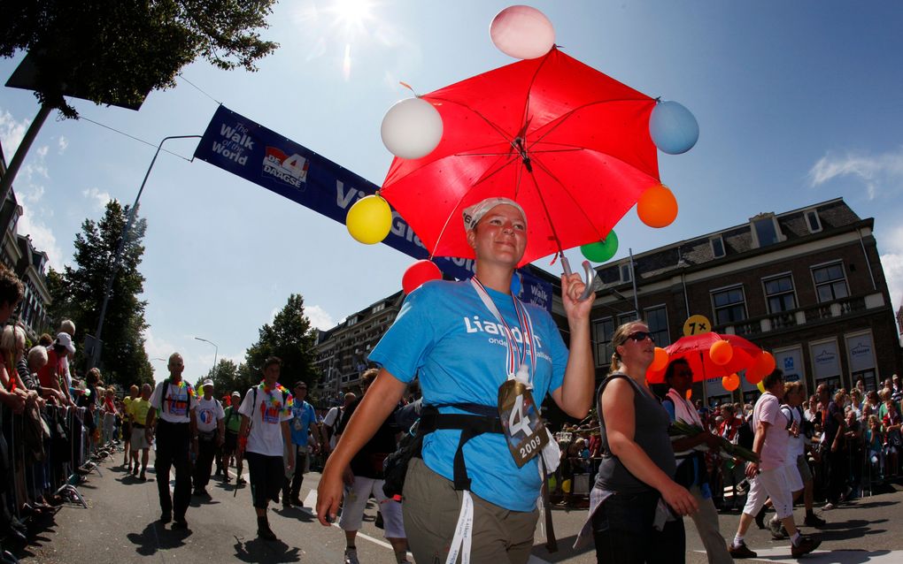 De organisatie van de Nijmeegse Vierdaagse wijst deelnemers op maatregelen die zij kunnen nemen tegen de verwachte hitte tijdens het wandelevenement. Foto ANP