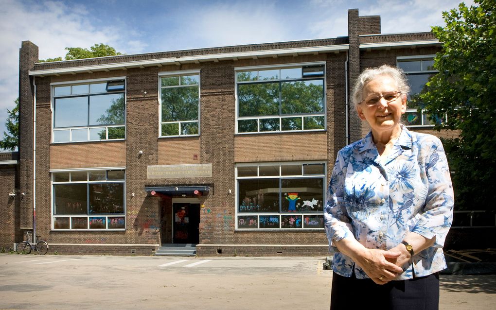 Mevrouw Crum-Nieuwland voor de Dr. H. Bavinckschool in Dordrecht, kort voor de afbraak van het 86 jaar oude gebouw. Foto RD, Henk Visscher