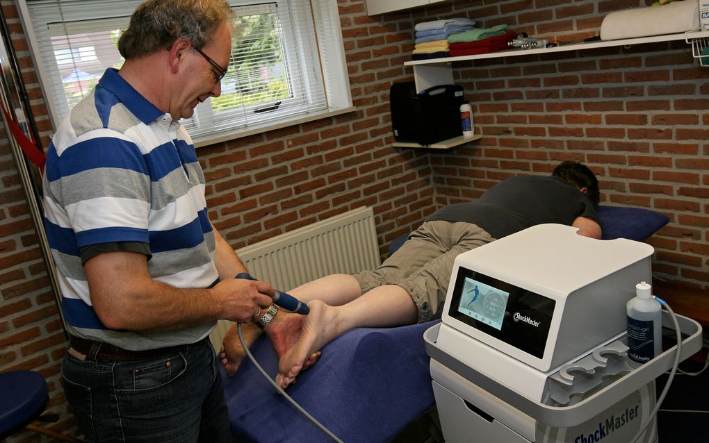 Fysiotherapeut Jan Harms past een zogeheten shockwavebehandeling toe bij een patiënt met hielspoor. Foto RD, Henk Visscher