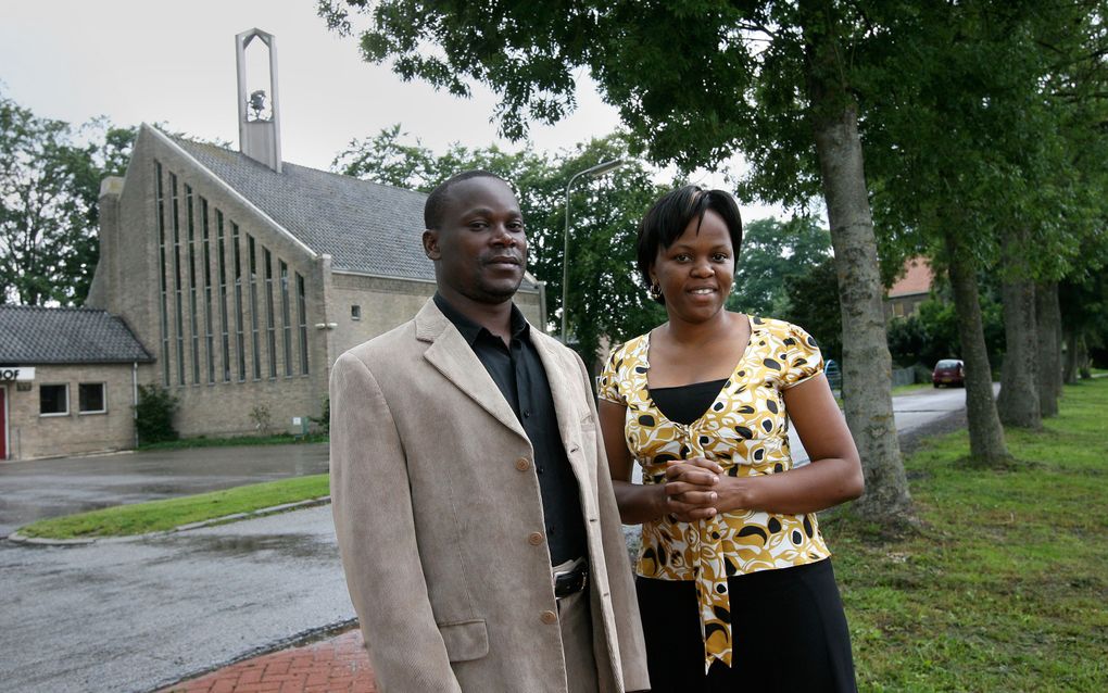 KAMPERVEEN – Pastor Meddy Kitakuffe en zijn vrouw Rebecca Kitakuffe-Wananda voor de hervormde kerk in Kamperveen. Kitakuffe bekeerde zich in 1995 van de islam tot het christendom. Foto RD, Anton Dommerholt