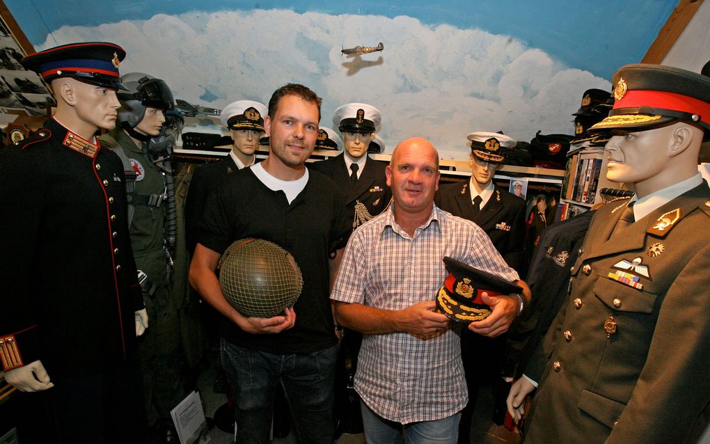 Gerrit-Jan Kattenberg (30) (l.) spaart uniformen en emblemen. Foto RD, Anton Dommerholt